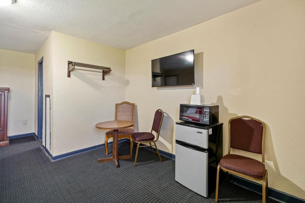 2 Queen Bed Smoking at OYO Hotel Luling TX Downtown I-10/US-90