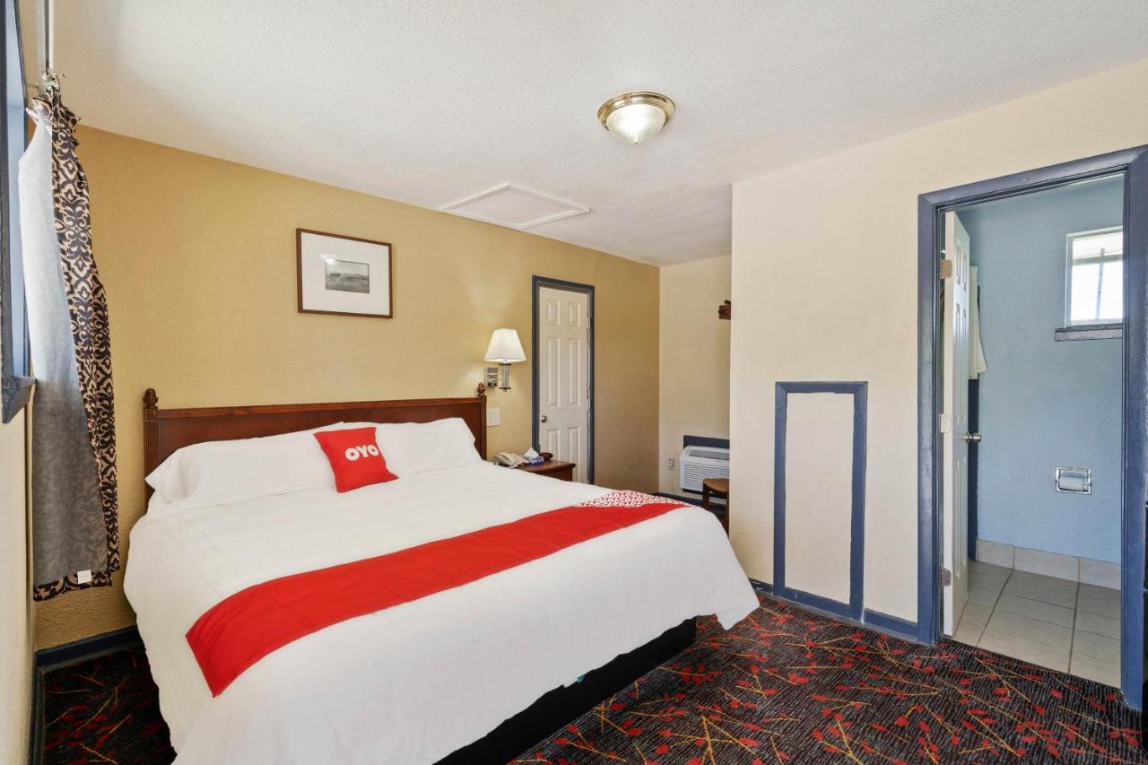 King Bed Smoking at OYO Hotel Luling TX Downtown I-10/US-90
