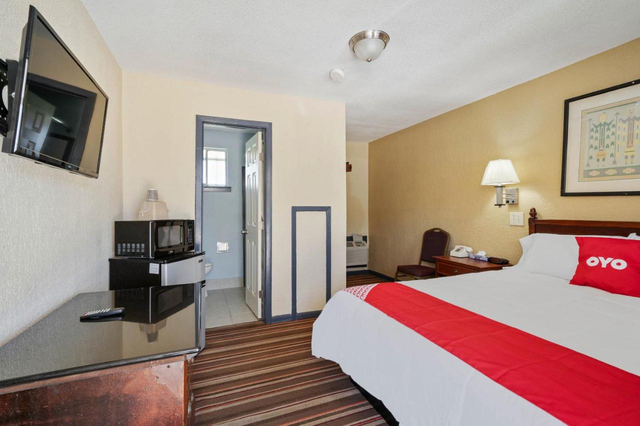 Queen Room at OYO Hotel Luling TX Downtown I-10/US-90