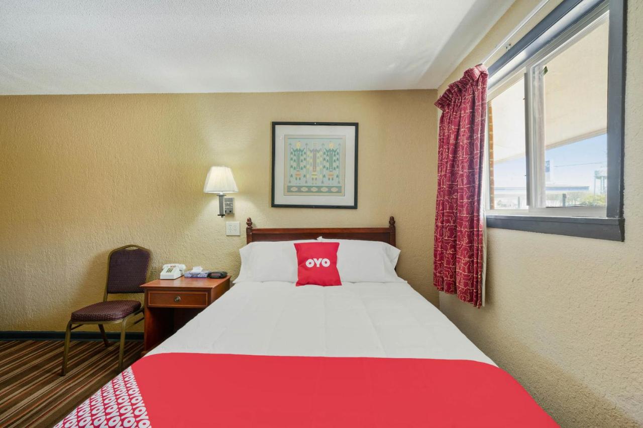 Queen Room at OYO Hotel Luling TX Downtown I-10/US-90