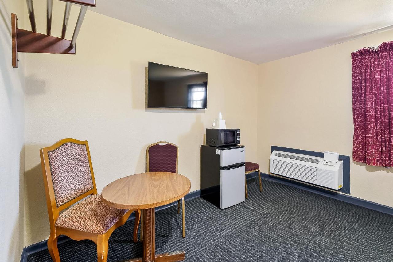 2 Queen Bed Smoking at OYO Hotel Luling TX Downtown I-10/US-90
