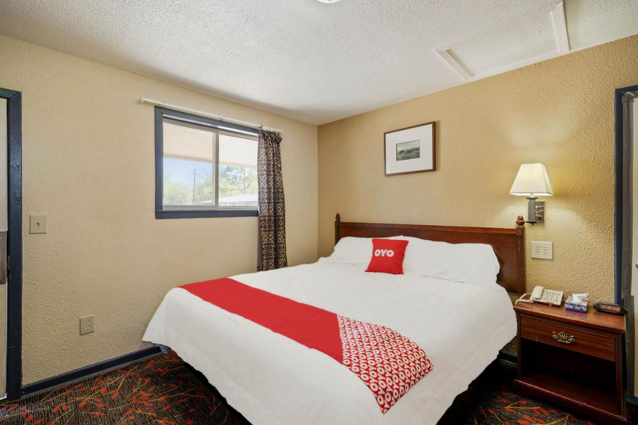 King Bed Smoking at OYO Hotel Luling TX Downtown I-10/US-90