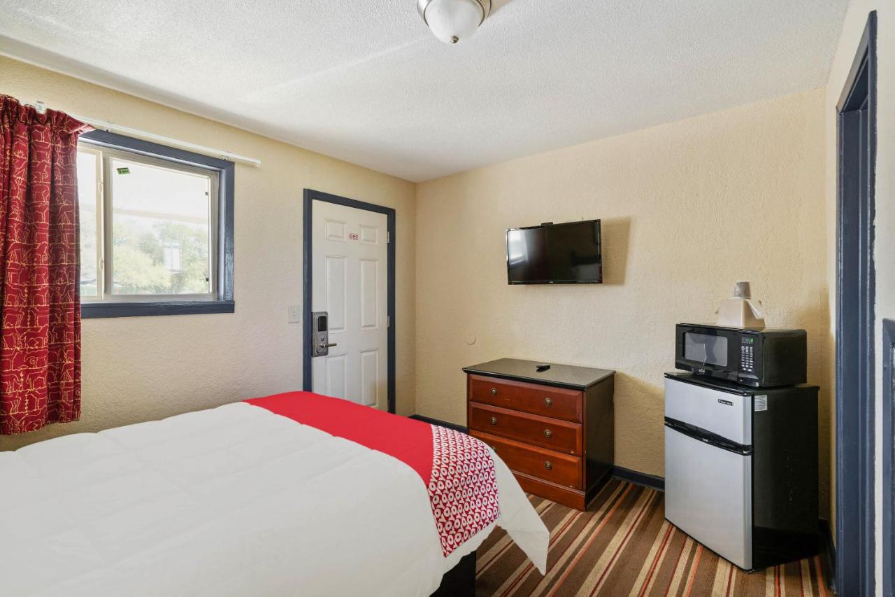 Queen Room at OYO Hotel Luling TX Downtown I-10/US-90