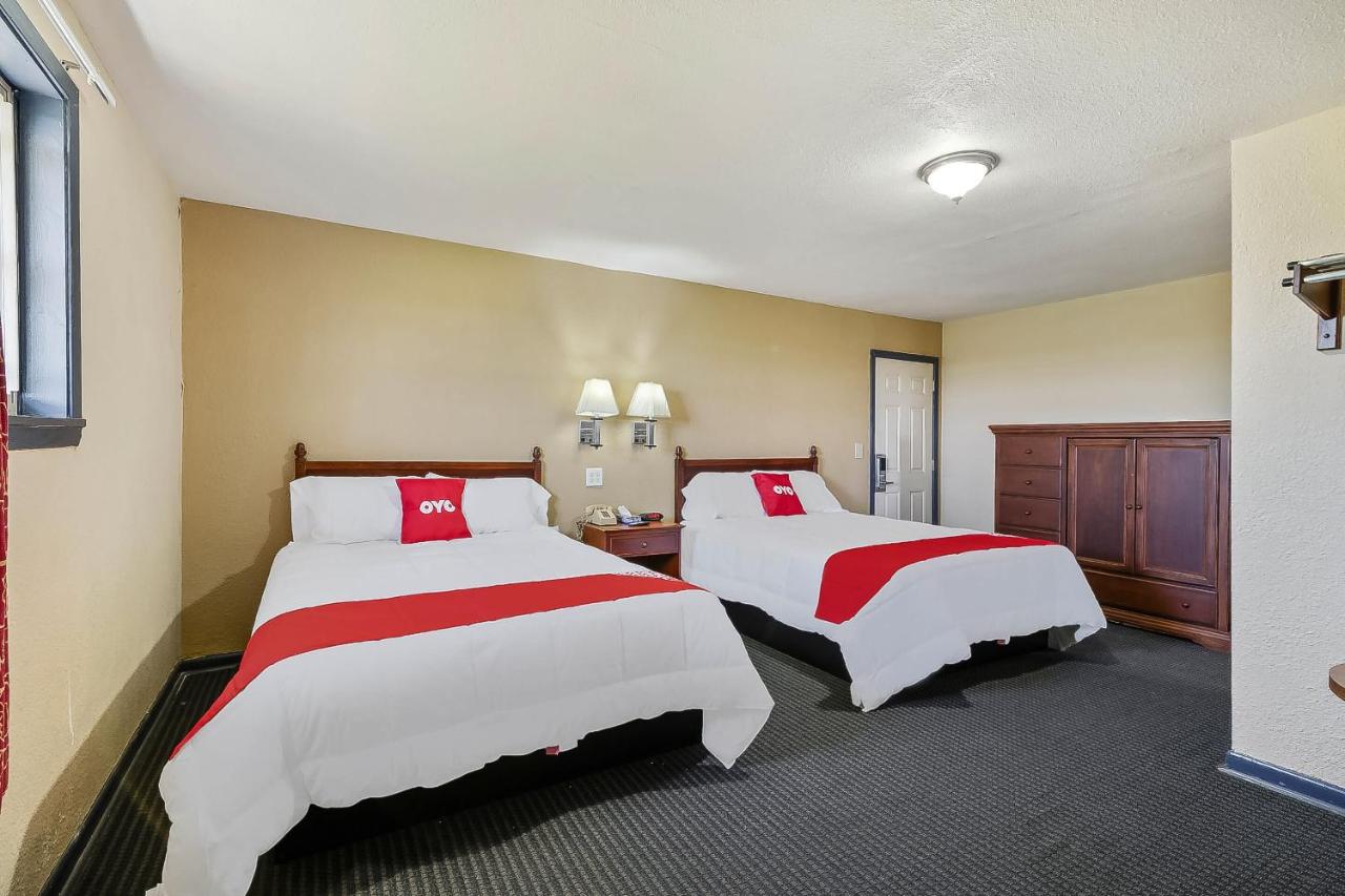 2 Queen Bed Smoking at OYO Hotel Luling TX Downtown I-10/US-90