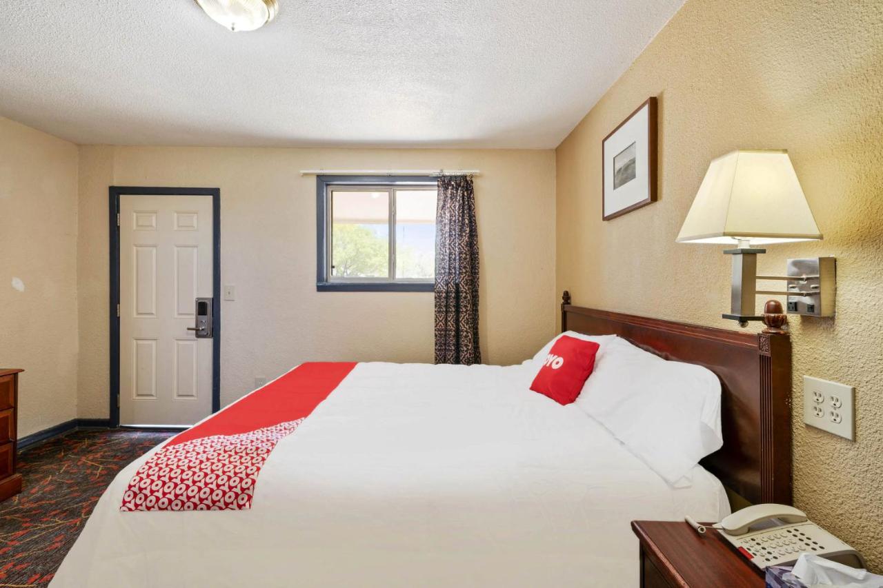 King Room at OYO Hotel Luling TX Downtown I-10/US-90