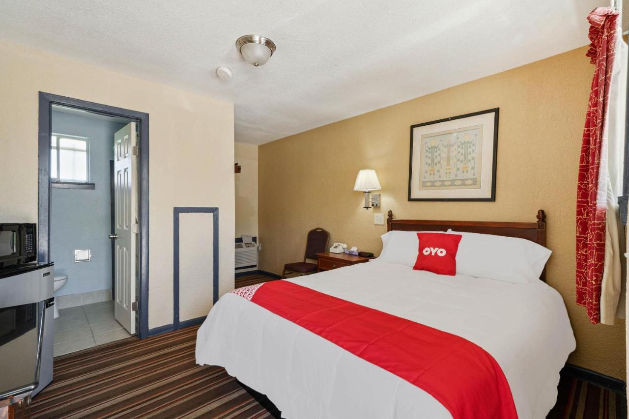Queen Room at OYO Hotel Luling TX Downtown I-10/US-90