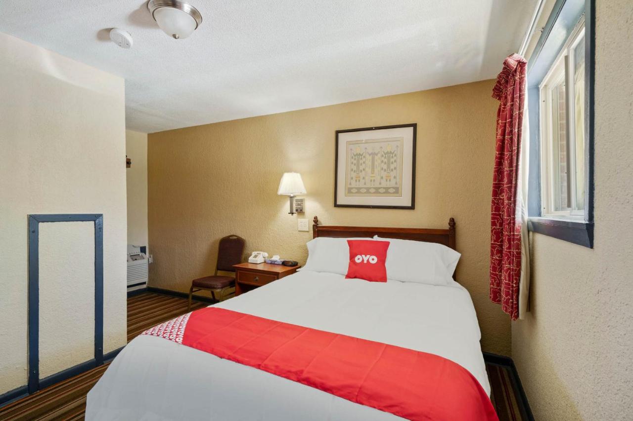 Queen Room at OYO Hotel Luling TX Downtown I-10/US-90