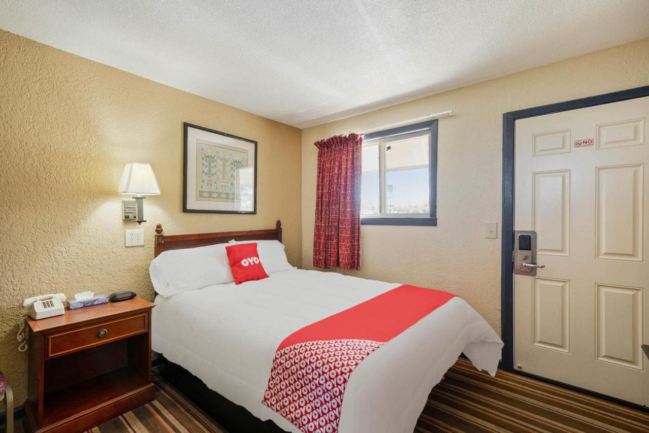 Queen Room at OYO Hotel Luling TX Downtown I-10/US-90