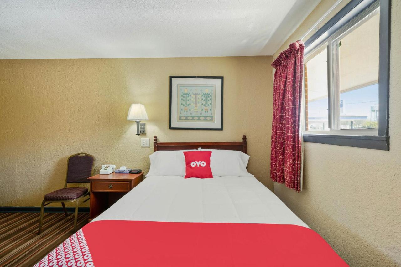 Standard Queen Room at OYO Hotel Luling TX Downtown I-10/US-90