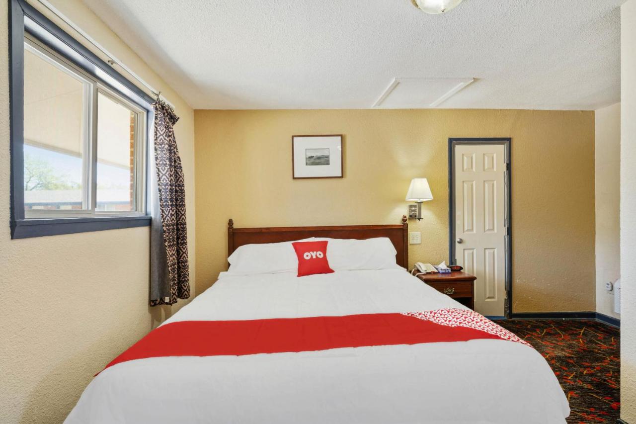 King Bed Smoking at OYO Hotel Luling TX Downtown I-10/US-90