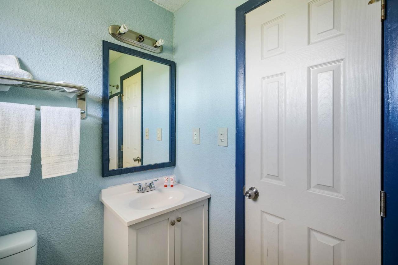 King Room at OYO Hotel Luling TX Downtown I-10/US-90