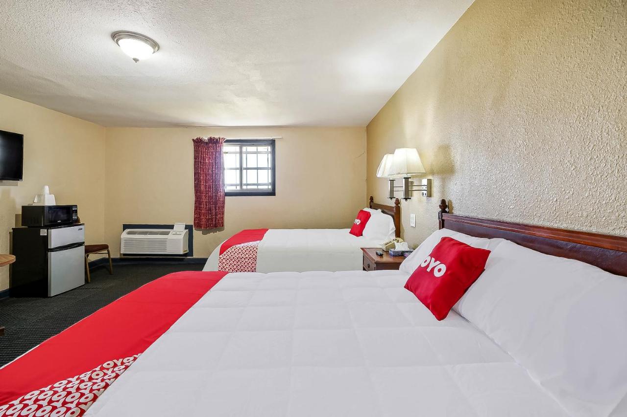 2 Queen Bed Smoking at OYO Hotel Luling TX Downtown I-10/US-90