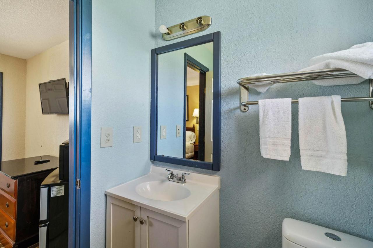 Queen Room at OYO Hotel Luling TX Downtown I-10/US-90