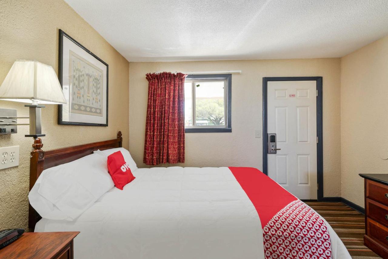 Queen Room at OYO Hotel Luling TX Downtown I-10/US-90
