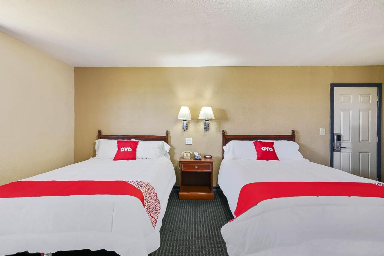 2 Queen Bed Smoking at OYO Hotel Luling TX Downtown I-10/US-90