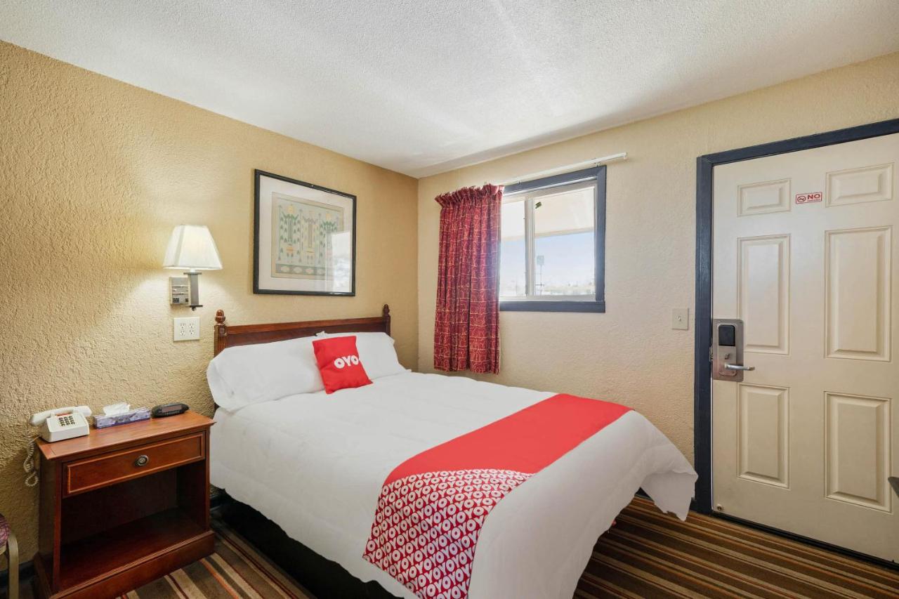 Standard Queen Room at OYO Hotel Luling TX Downtown I-10/US-90
