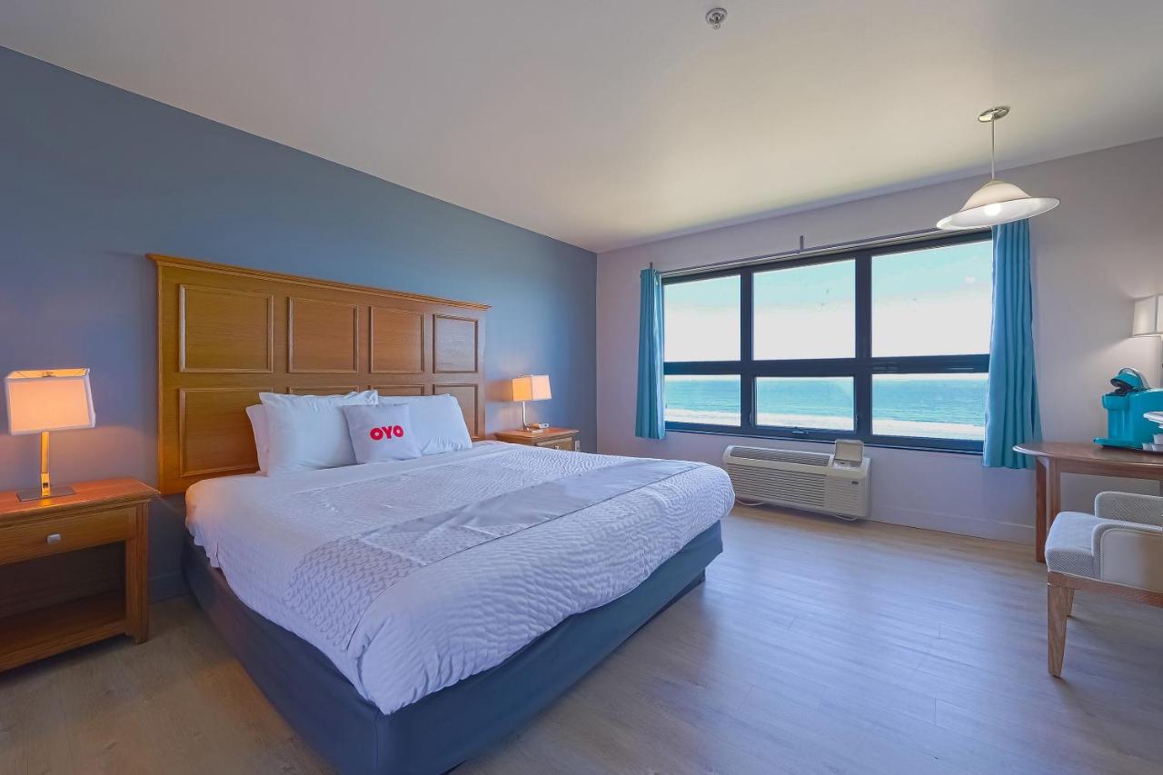 King Bed with Ocean view at Waves Hotel NYE Beach - Newport OR