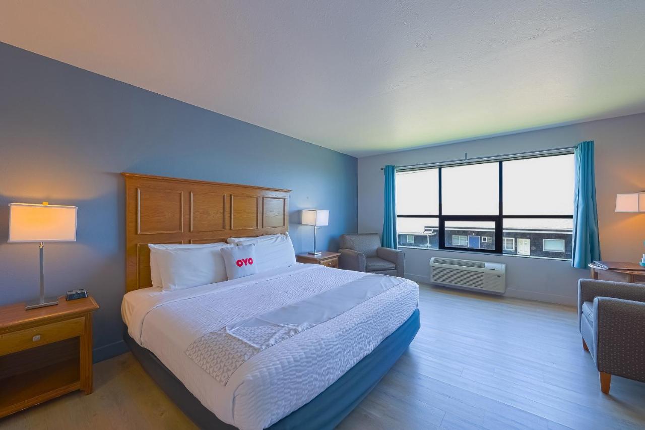 King Bed - Limited Ocean view at Waves Hotel NYE Beach - Newport OR