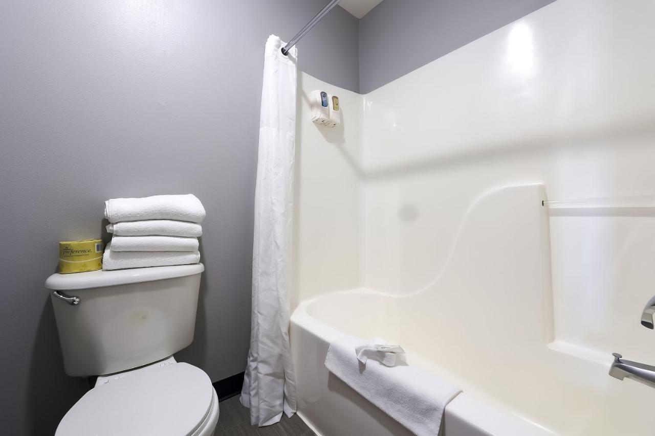 2 Queen Bed - Limited Ocean view at Waves Hotel NYE Beach - Newport OR