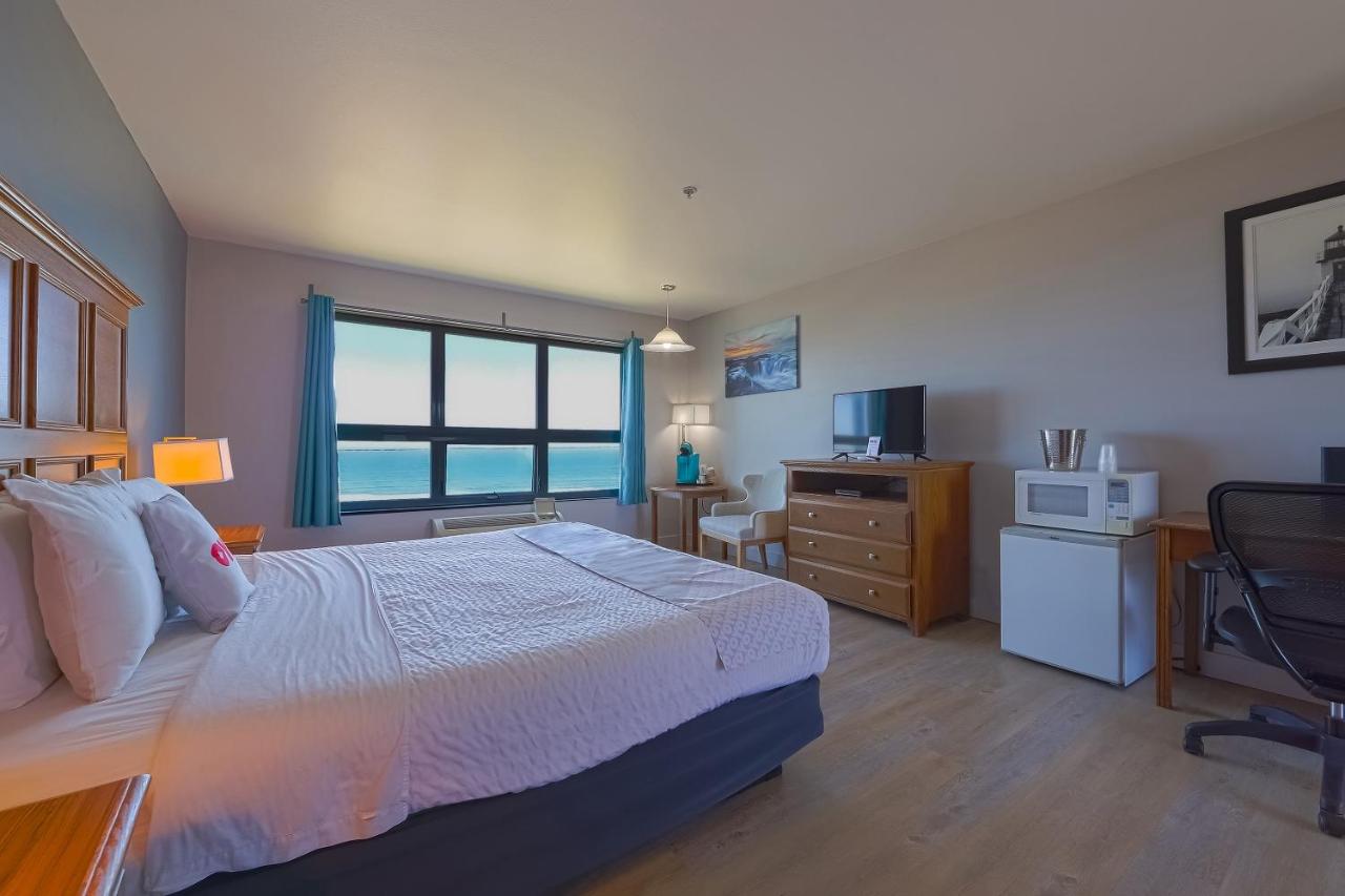 King Bed with Ocean view at Waves Hotel NYE Beach - Newport OR