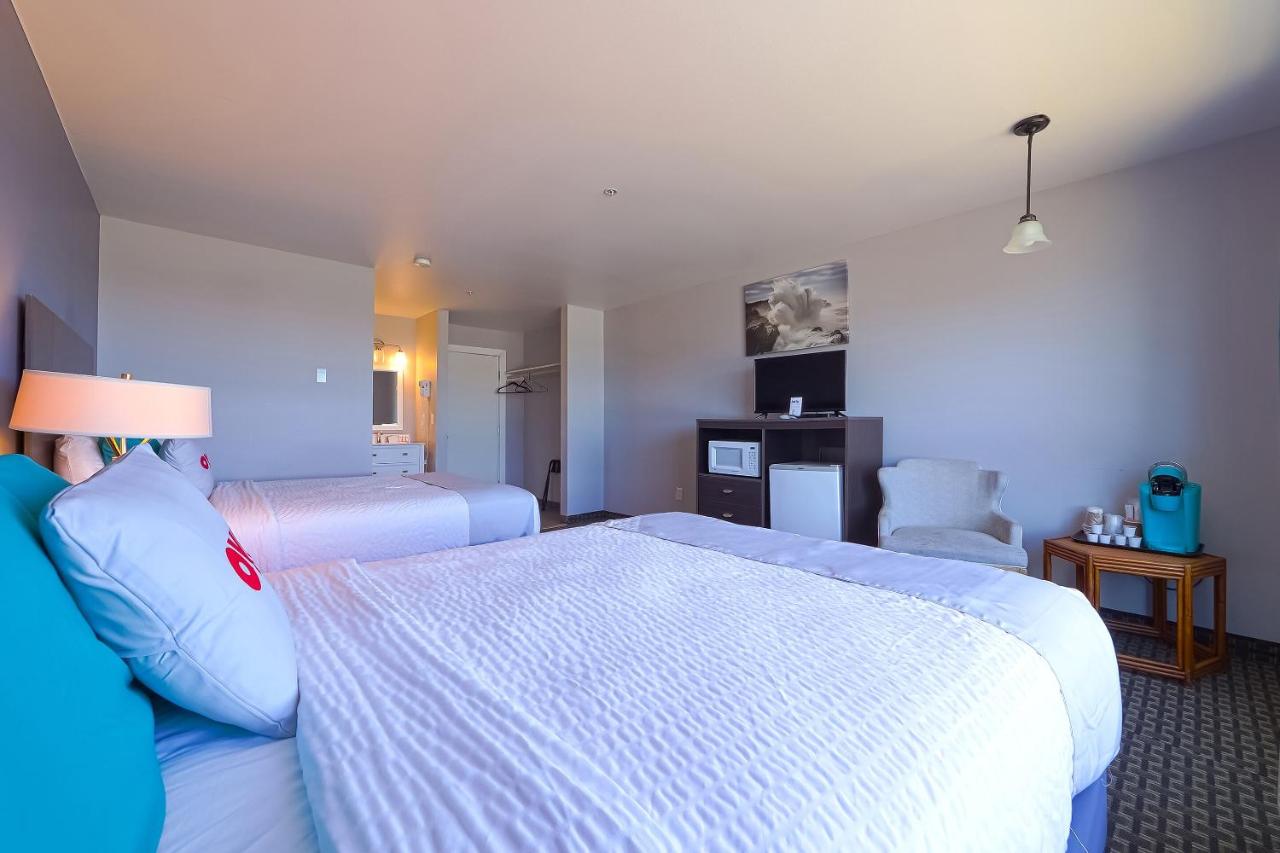 2 Queen Bed - Limited Ocean view at Waves Hotel NYE Beach - Newport OR