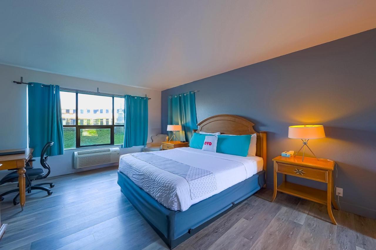 King Room at Waves Hotel NYE Beach - Newport OR
