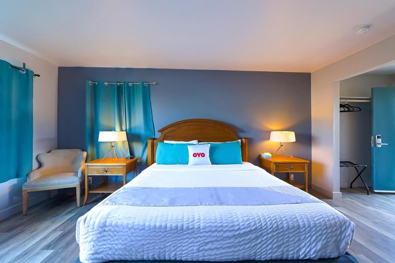 King Room at Waves Hotel NYE Beach - Newport OR