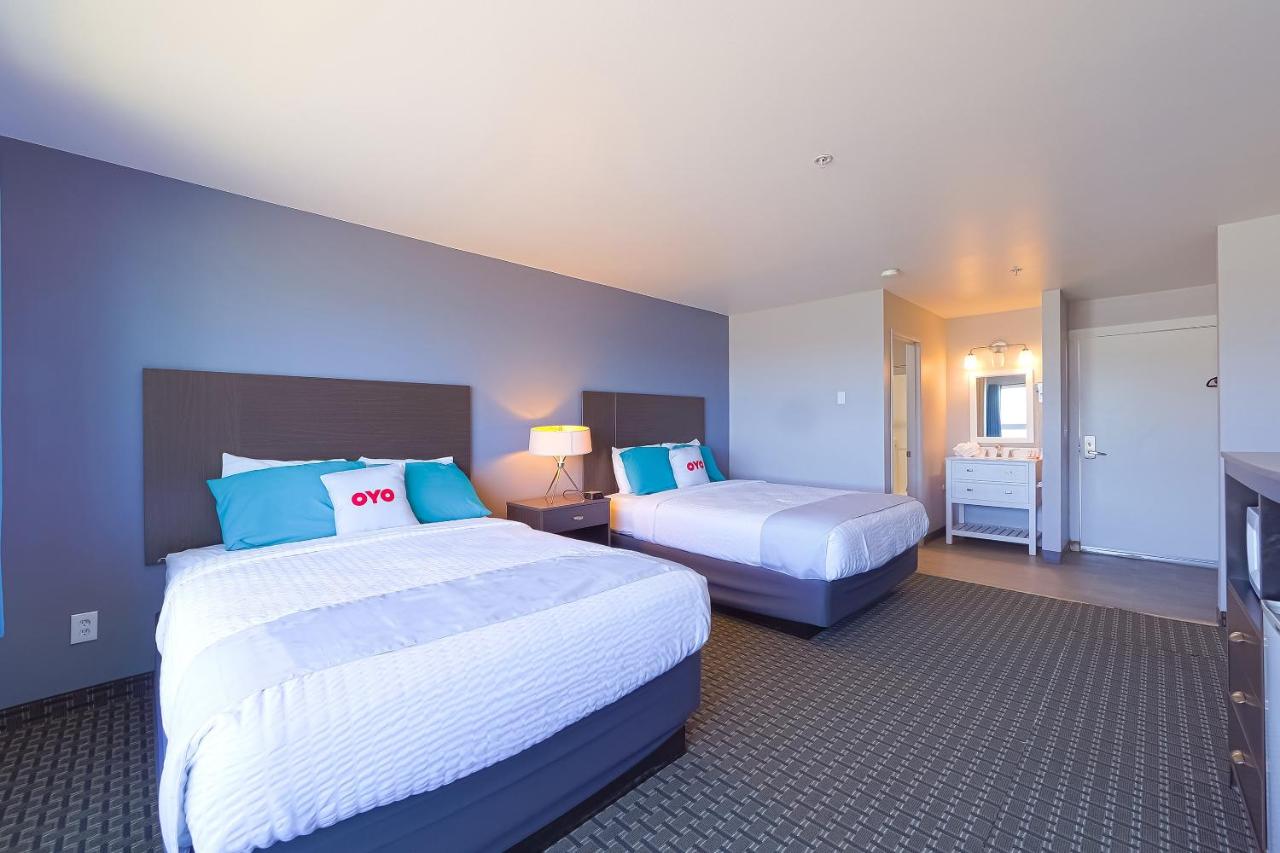 2 Queen Bed - Limited Ocean view at Waves Hotel NYE Beach - Newport OR