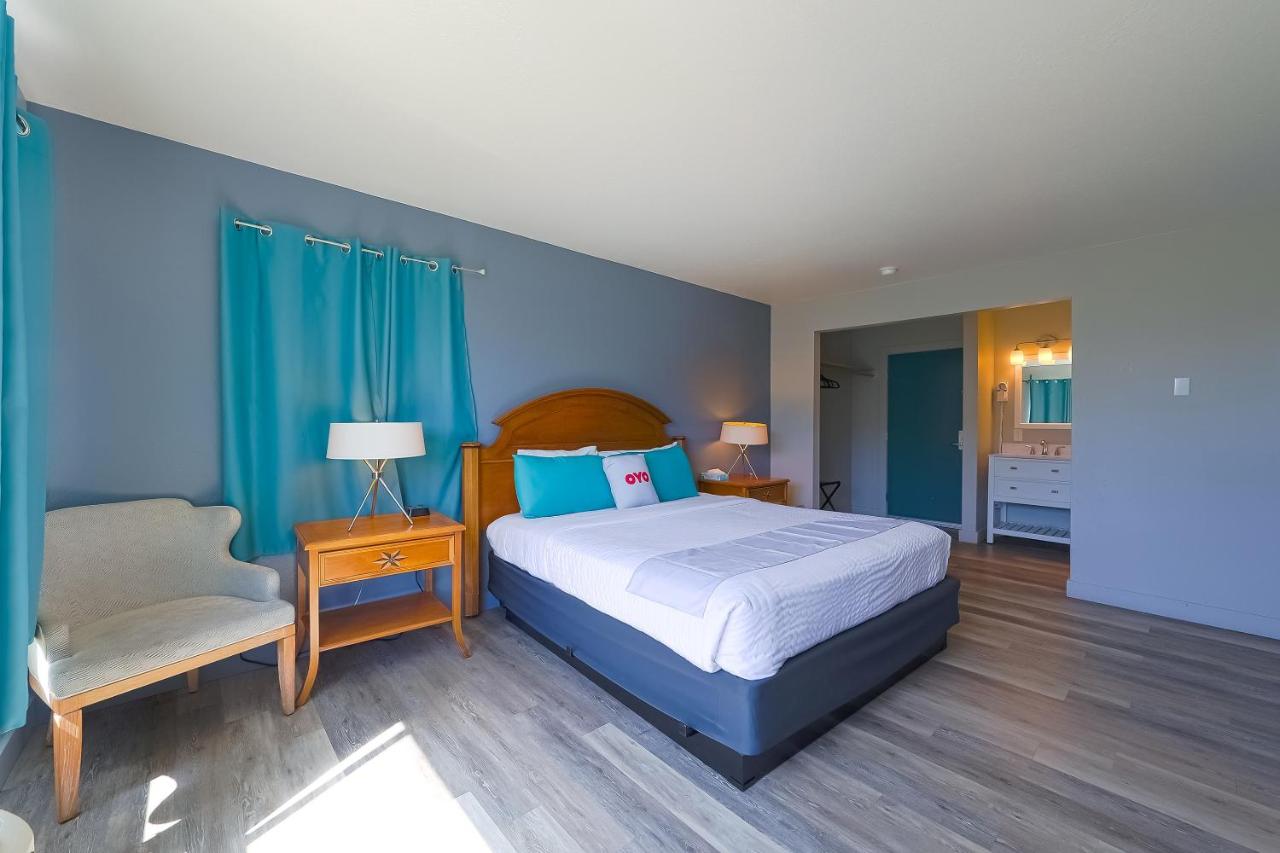 King Room at Waves Hotel NYE Beach - Newport OR