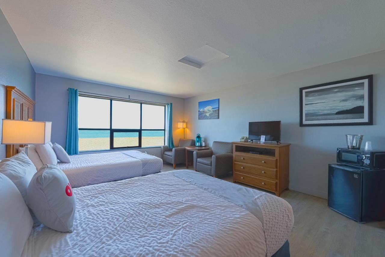 2 Queen Bed with Ocean view at Waves Hotel NYE Beach - Newport OR