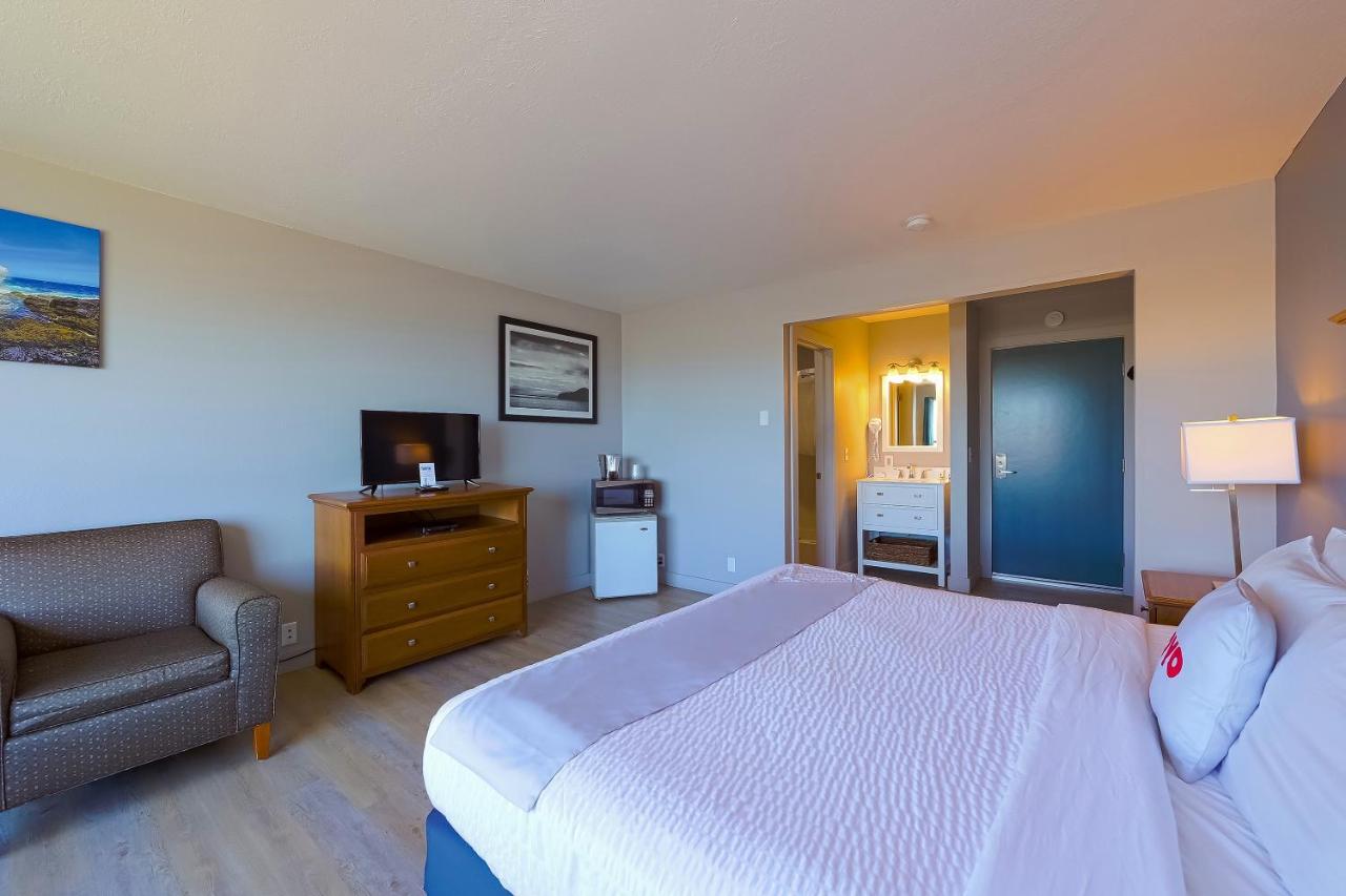 King Bed - Limited Ocean view at Waves Hotel NYE Beach - Newport OR