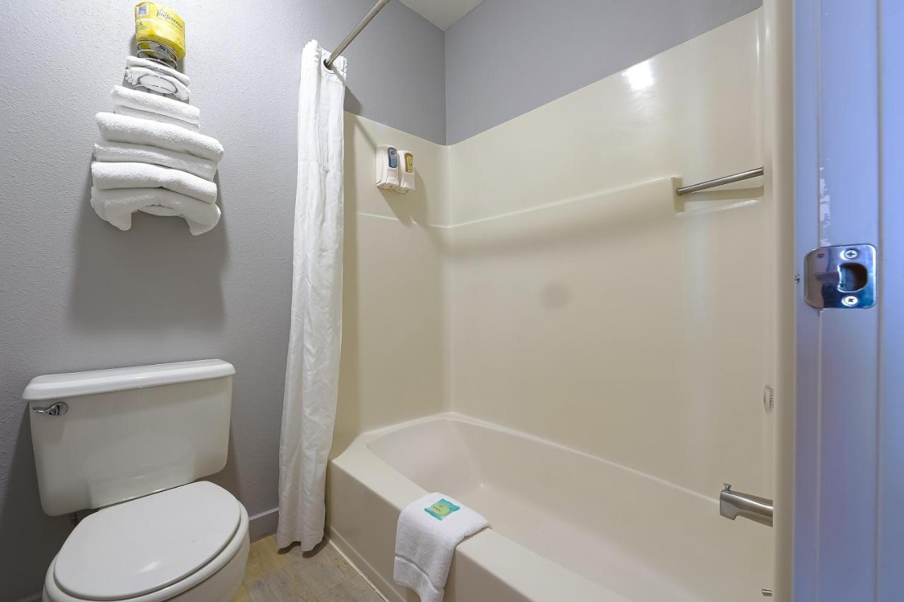 2 Queen Bed with Ocean view at Waves Hotel NYE Beach - Newport OR