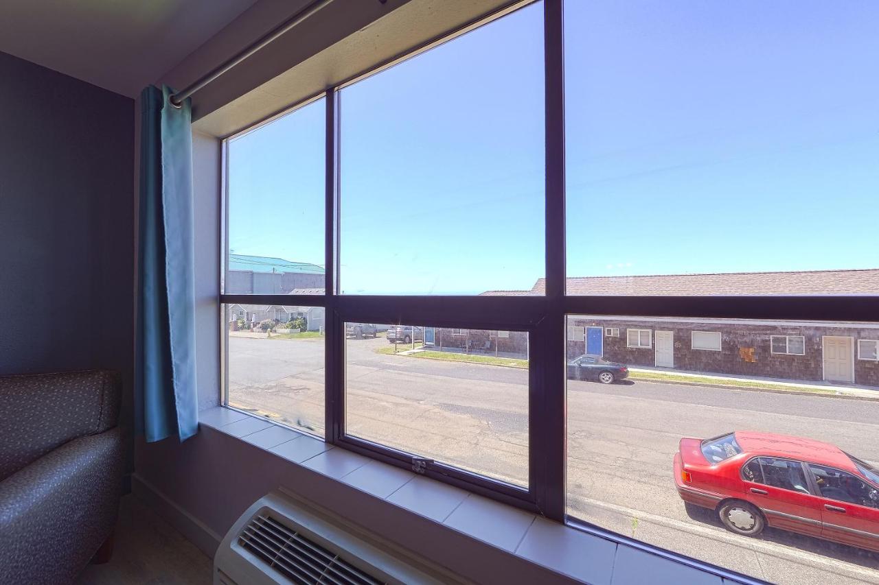 King Bed - Limited Ocean view at Waves Hotel NYE Beach - Newport OR