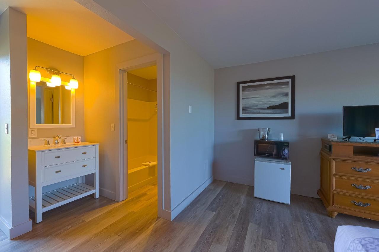 King Room at Waves Hotel NYE Beach - Newport OR