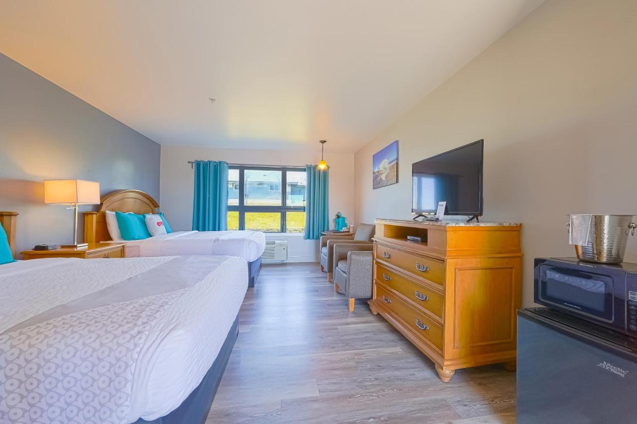 Queen Room with Two Queen Beds at Waves Hotel NYE Beach - Newport OR