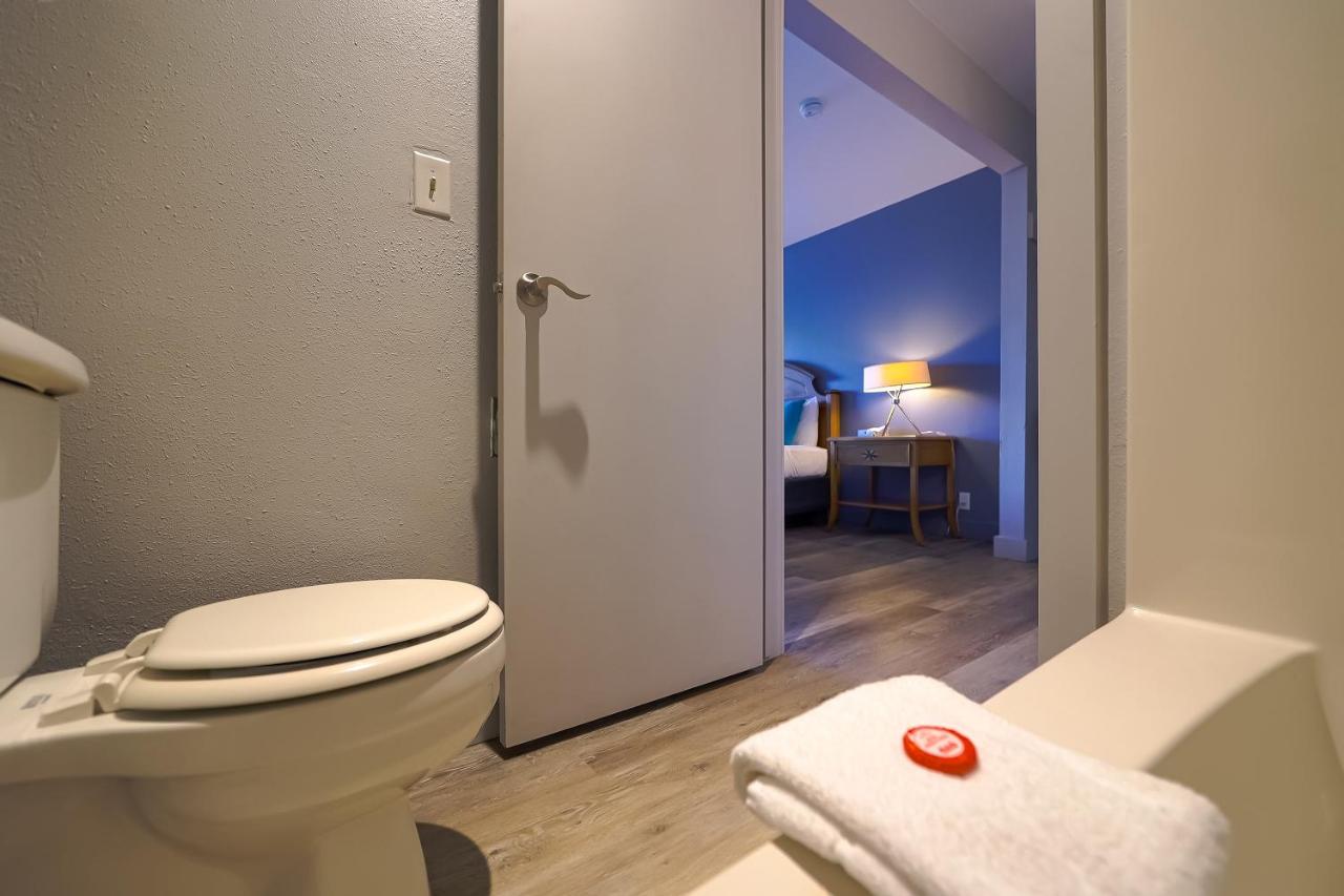 King Room at Waves Hotel NYE Beach - Newport OR