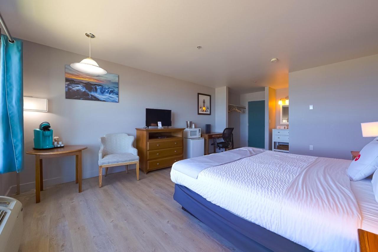 King Bed with Ocean view at Waves Hotel NYE Beach - Newport OR
