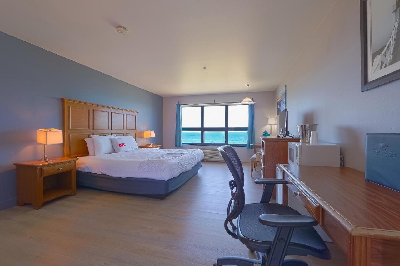 King Bed with Ocean view at Waves Hotel NYE Beach - Newport OR