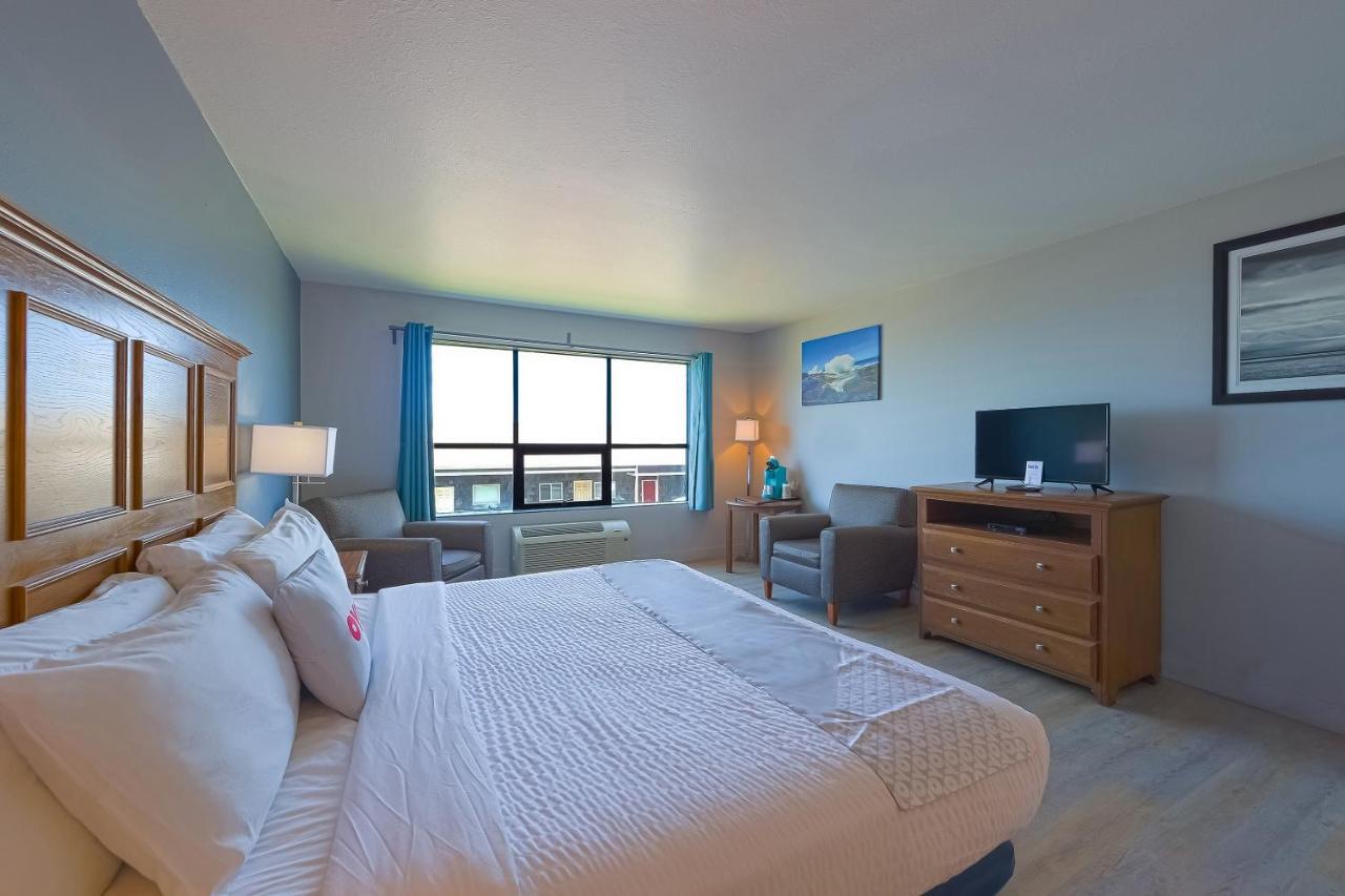King Bed - Limited Ocean view at Waves Hotel NYE Beach - Newport OR