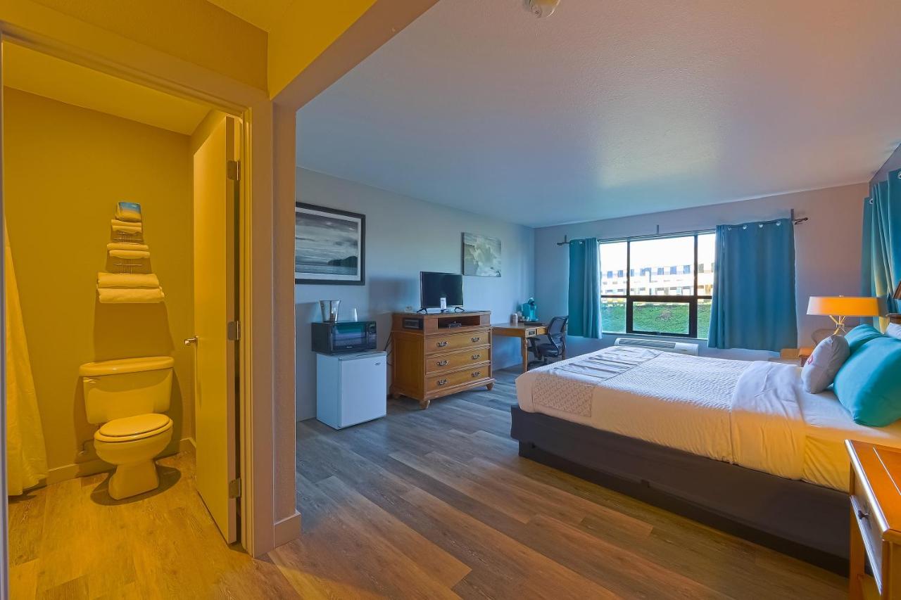 King Room at Waves Hotel NYE Beach - Newport OR