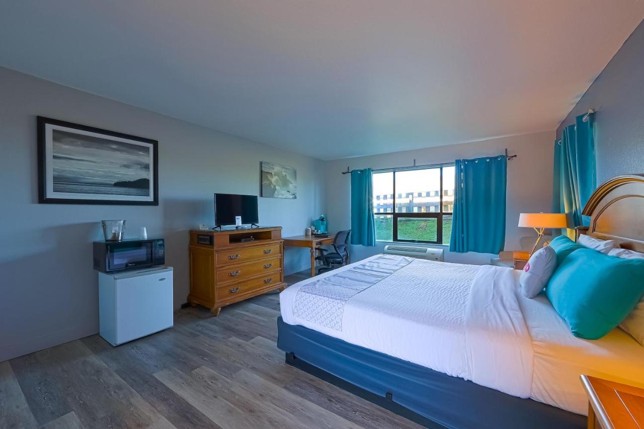 King Room at Waves Hotel NYE Beach - Newport OR