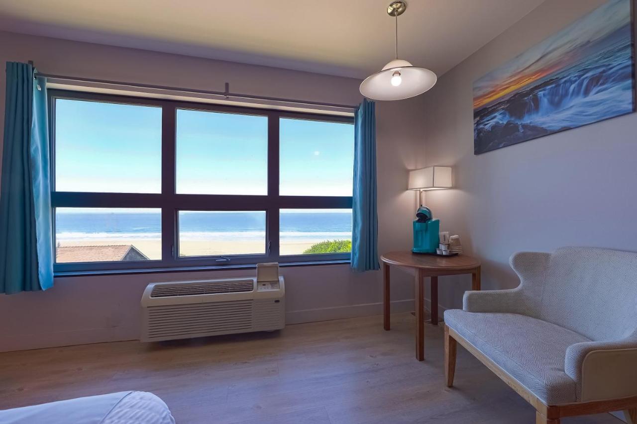King Bed with Ocean view at Waves Hotel NYE Beach - Newport OR