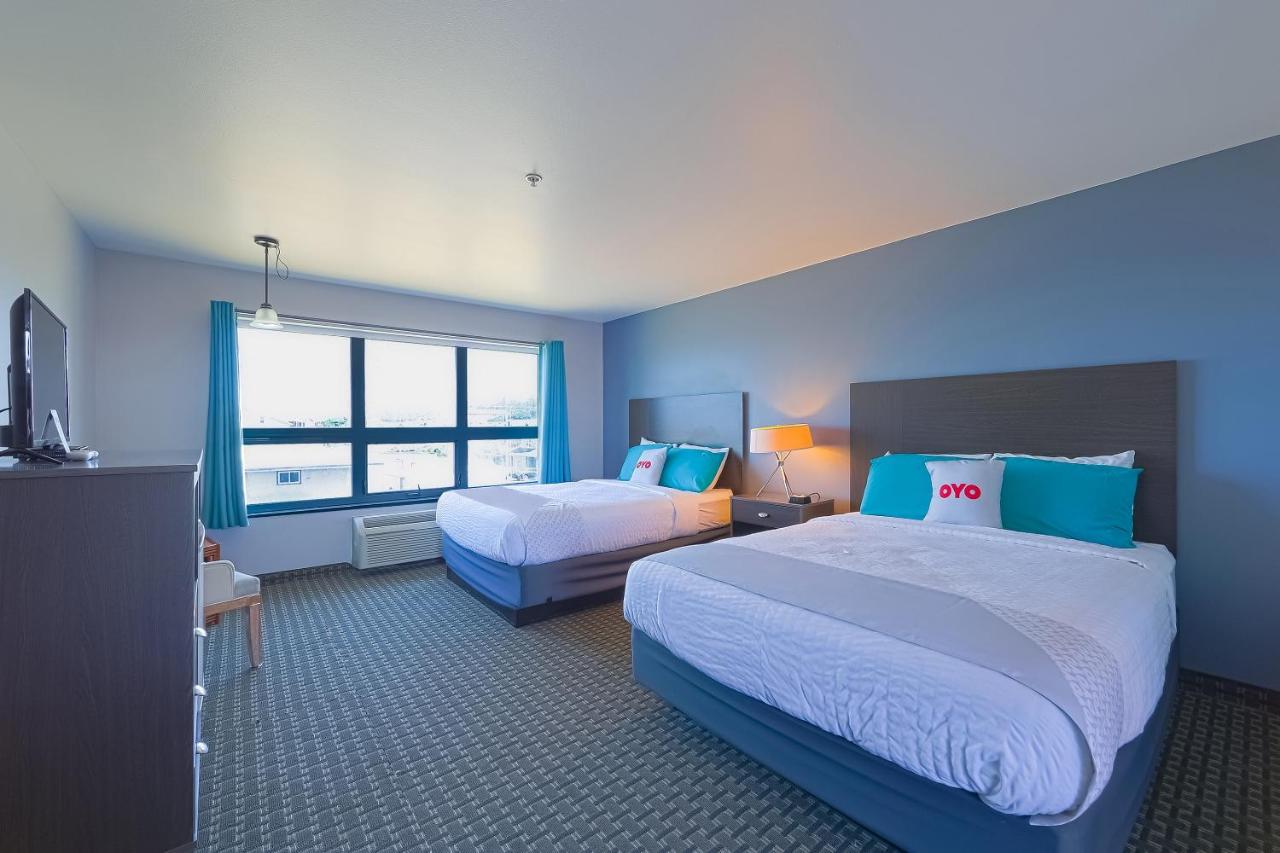2 Queen Bed - Limited Ocean view at Waves Hotel NYE Beach - Newport OR