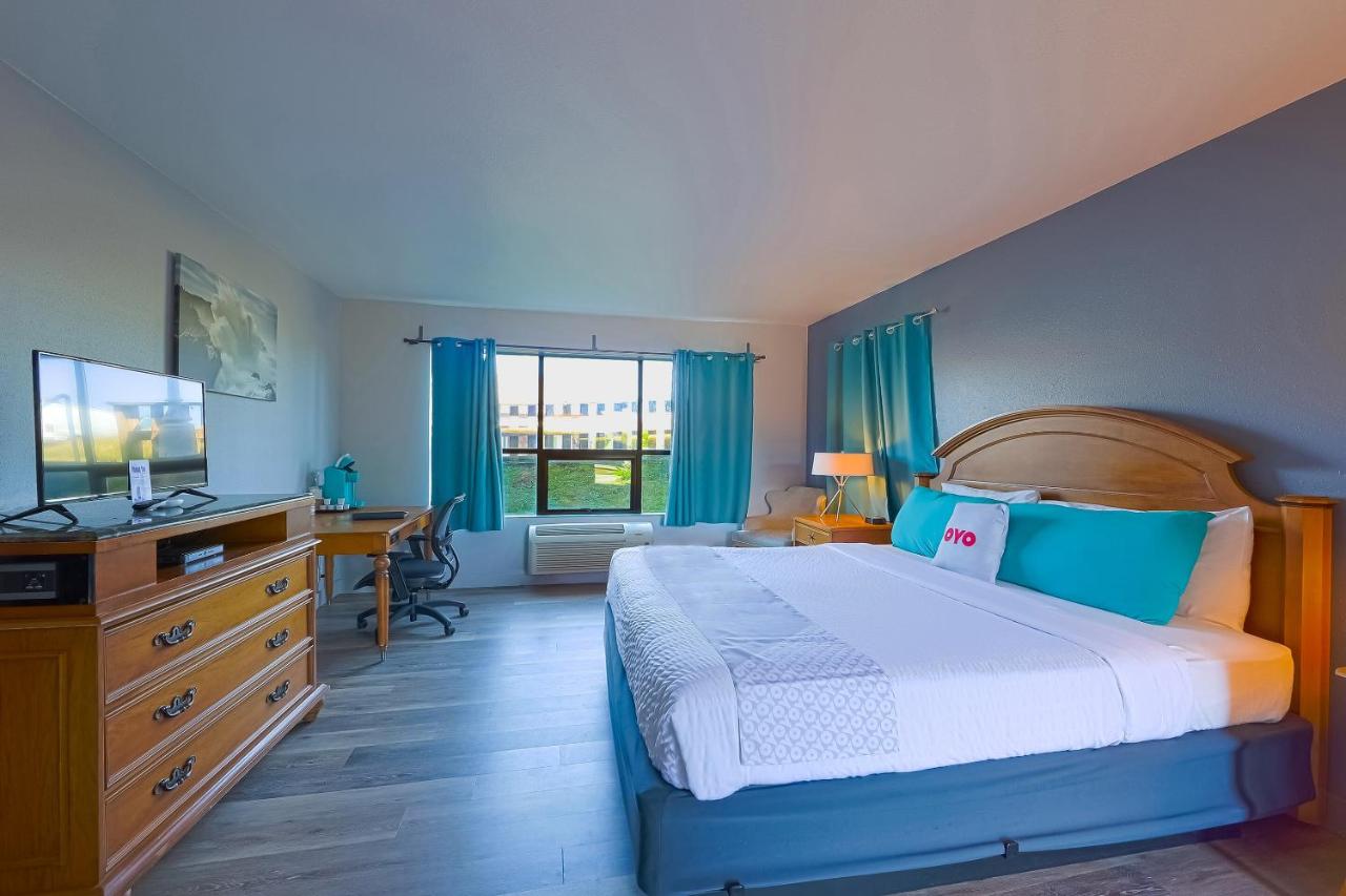 King Room at Waves Hotel NYE Beach - Newport OR