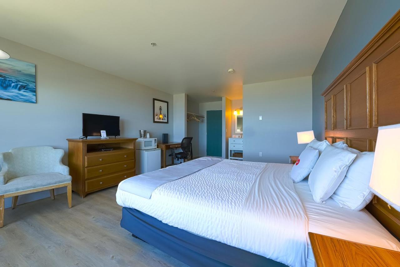 King Bed with Ocean view at Waves Hotel NYE Beach - Newport OR