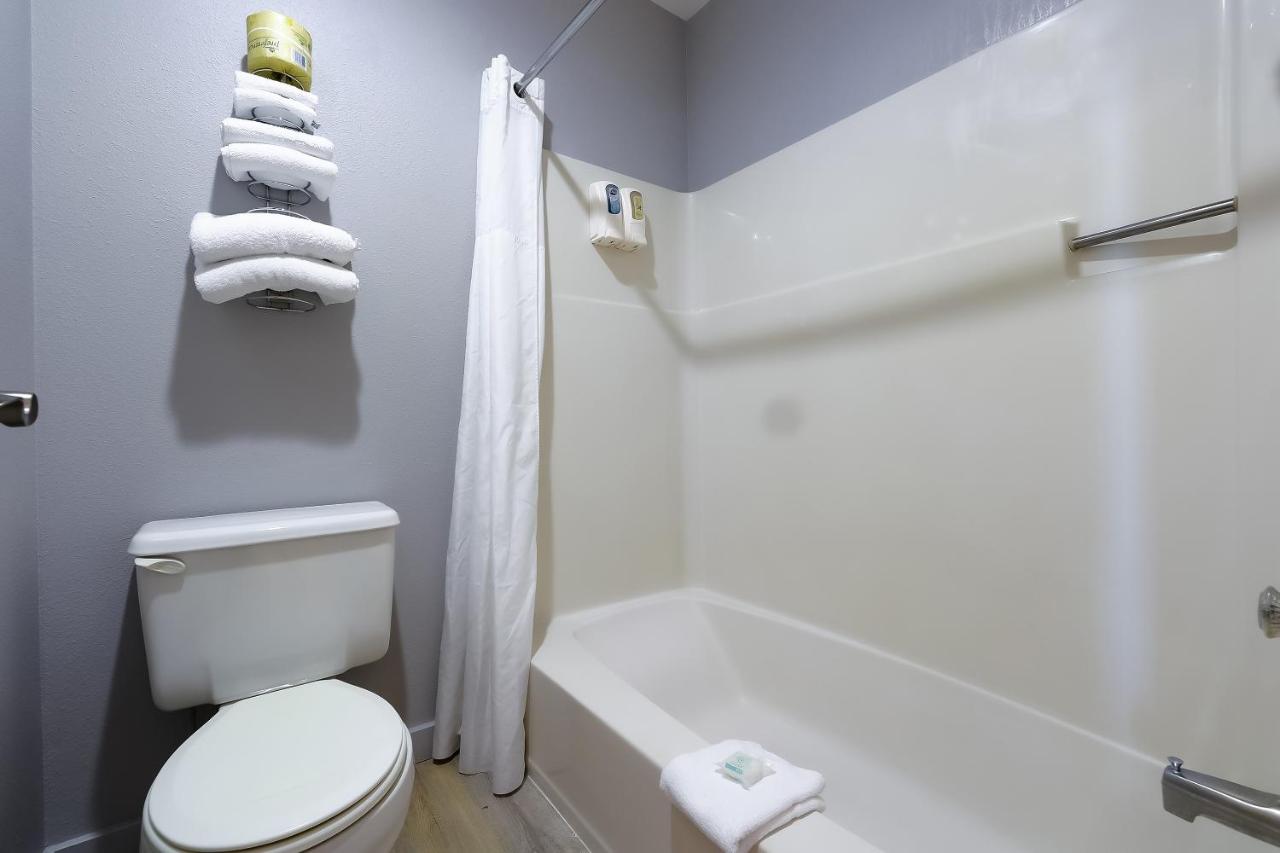 King Bed - Limited Ocean view at Waves Hotel NYE Beach - Newport OR