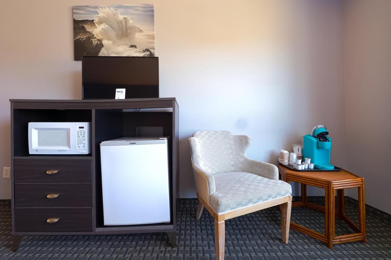 2 Queen Bed - Limited Ocean view at Waves Hotel NYE Beach - Newport OR