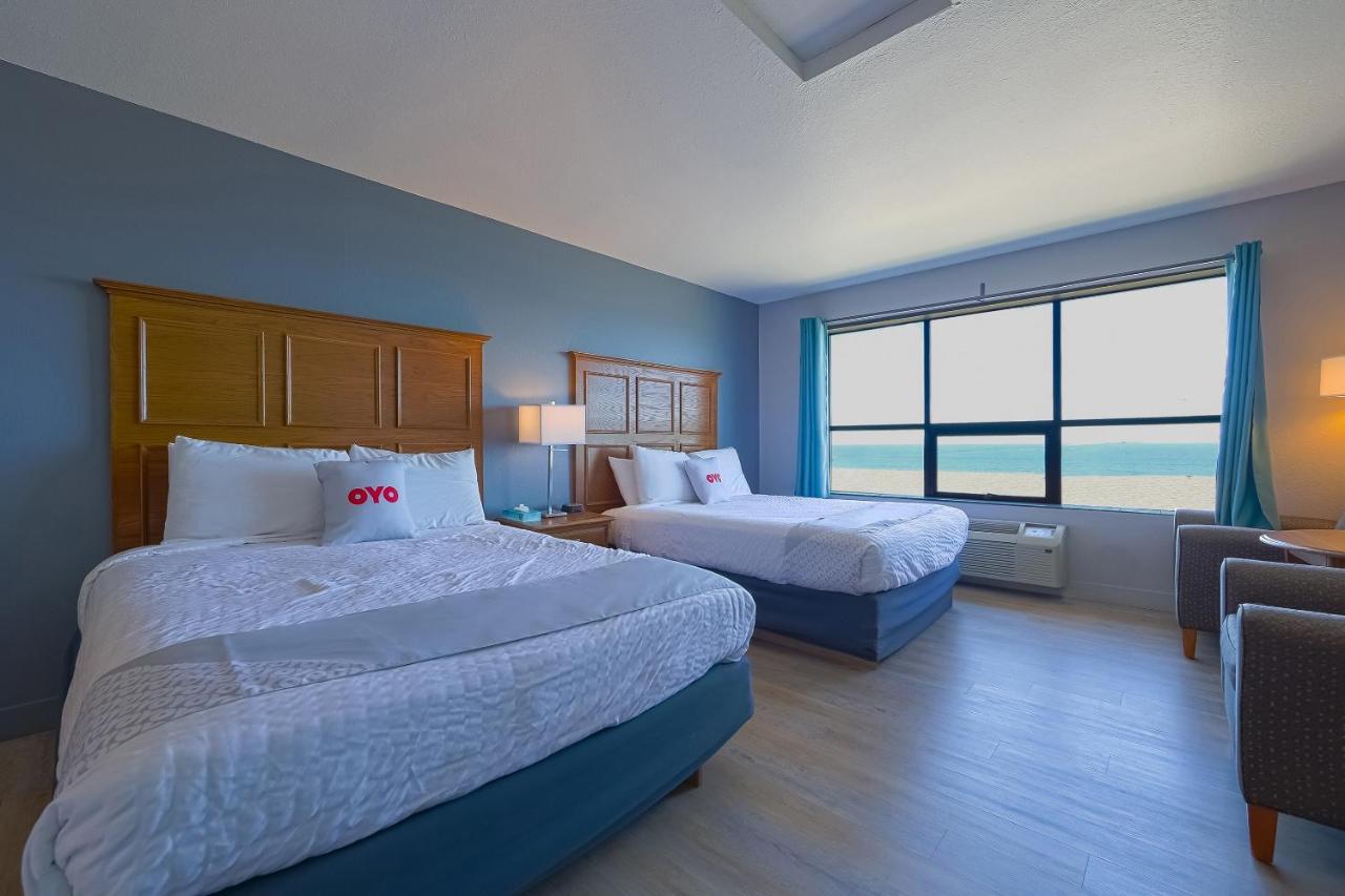 2 Queen Bed with Ocean view at Waves Hotel NYE Beach - Newport OR