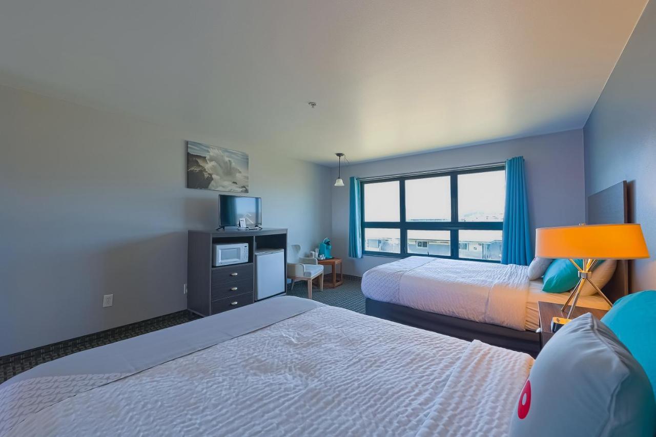 2 Queen Bed - Limited Ocean view at Waves Hotel NYE Beach - Newport OR