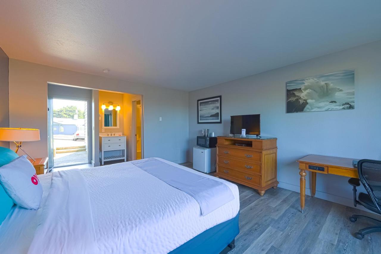 King Room at Waves Hotel NYE Beach - Newport OR